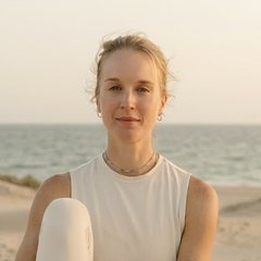 Alina sitzt am Strand